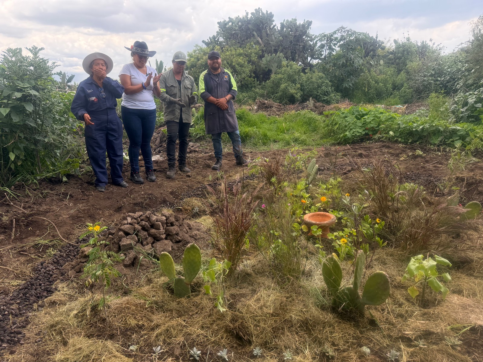 Participantes junto a vegetación e infraestructura viva en una acción territorial de Genera